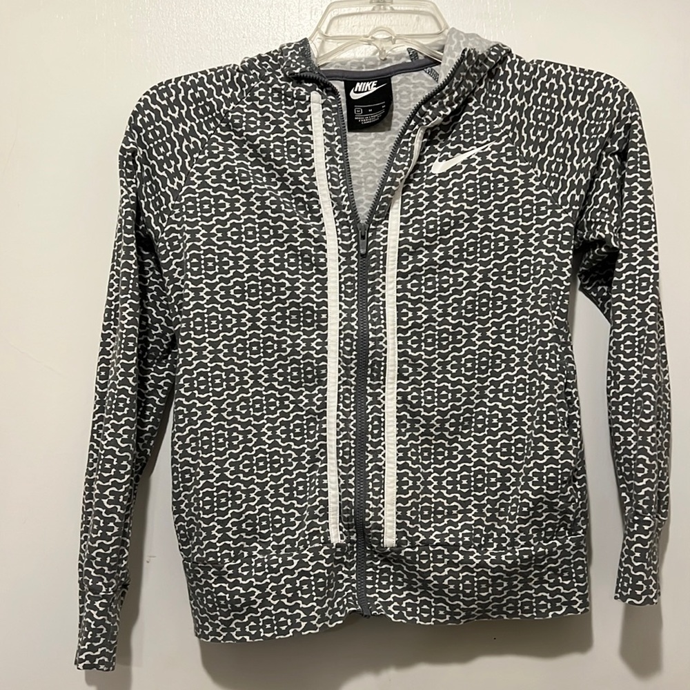 Girls’ Nike lightweight hoodie. Size Youth Medium. (7/8)